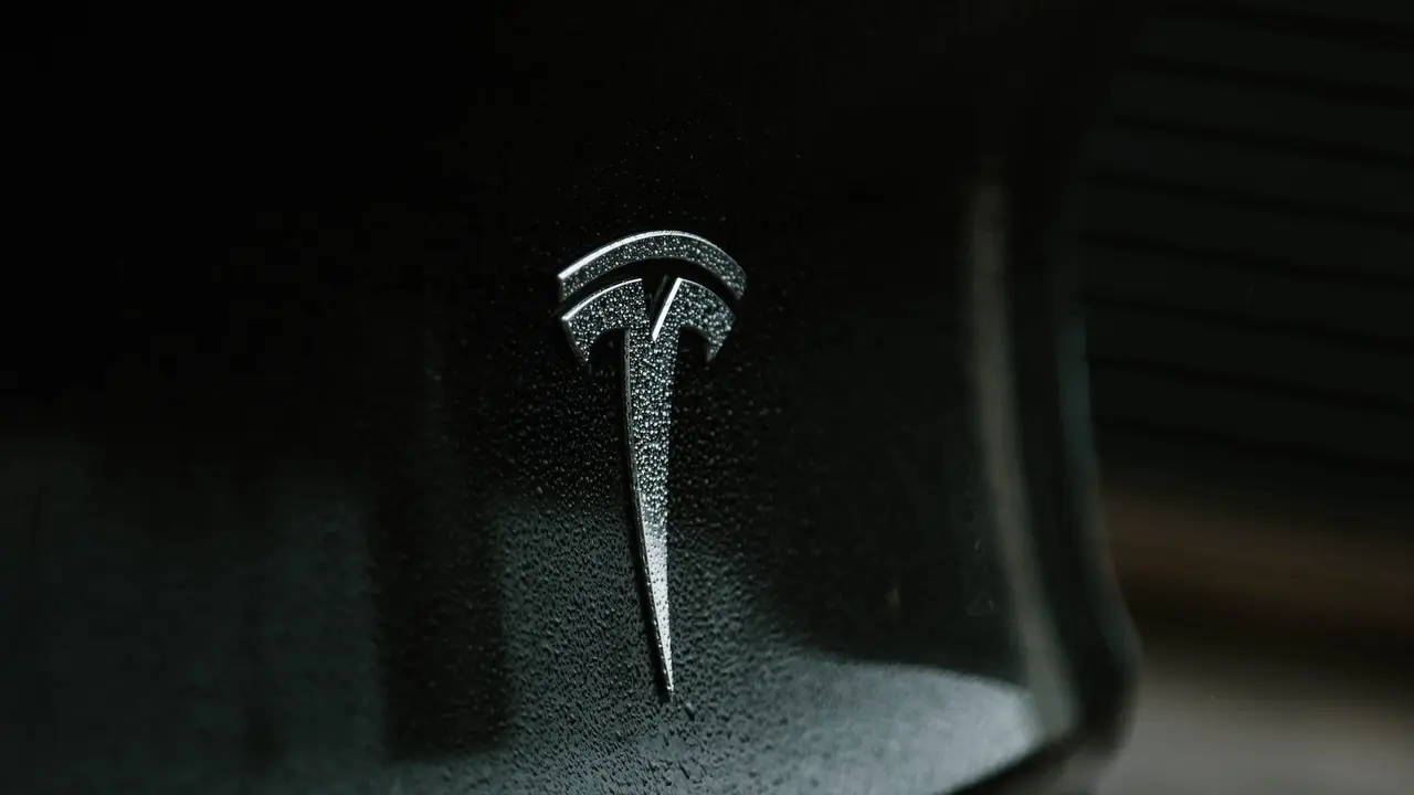 Ilustrasi Tesla. Credit: Austin Ramsey/Unsplash