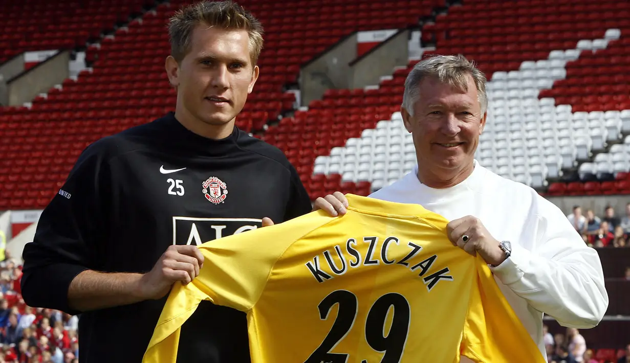 Kiper baru Manchester United, Tomasz Kuszczak (kiri) bersama pelatih Alex Fergison saat diperkenalkan pada sesi latihan terbuka di Old Trafford Stadium, Manchester (11/8/2006). Tomasz Kuszczak yang total membela Manchester United selama hampir 6 musim mulai 2006/2007 hingga tengah musim 2011/2012, didatangkan Setan Merah dari West Bromwich Albion yang harus terdegradasi pada akhir musim 2005/2006. Berstatus pinjaman selama semusim, MU mengeluarkan mahar sebesar 8,5 juta euro untuk sang kiper yang total tampil 61 laga dengan torehan 27 kali clean sheet. (AFP/Andrew Yates)