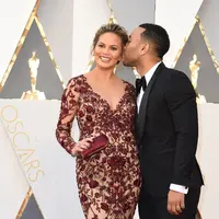 Pasangan John Legend dan Christy Teigen tengah dilanda kebahagiaan. Pasalnya bulan April tahun ini menjadi bagian yang paling spesial. John Legend dan Christy dikaruniai buah hati yang cantik. (AFP/Bintang.com)