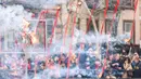 Dupa dinyalakan saat orang-orang menghadiri perayaan Tahun Baru Imlek di lingkungan Pecinan New York City, pada 10 Februari 2024. (Charly TRIBALLEAU/AFP)