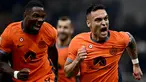 Penyerang Inter Milan, Lautaro Martinez (kanan) bersama Marcus Thuram merayakan gol kedua timnya saat pertandingan sepak bola Serie A Italia melawan US Salernitana di Stadion San Siro, di Milan, pada 16 Februari 2024. (GABRIEL BOUYS/AFP)