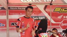 Fitriansyah Kete sedang mempersiapkan motornya untuk mengikuti Honda Dream Cup Surabya