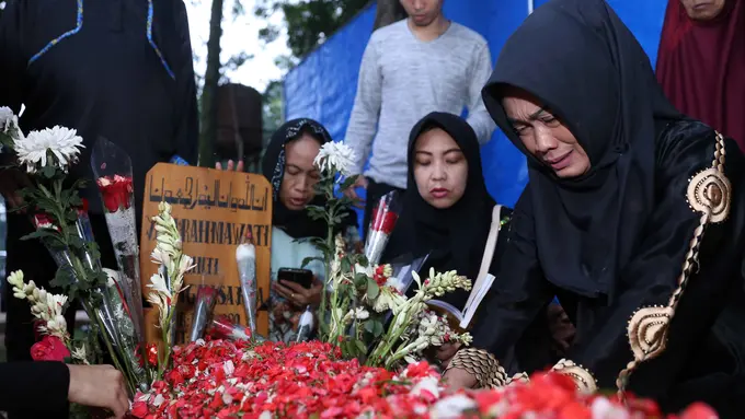 [Bintang] Keluarga Jupe di Pemakaman