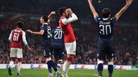 Striker Arsenal Olivier Giroud (kedua dari kanan) gagal memanfaatkan peluang mencetak gol ke gawang Crvena Zvezda pada laga Liga Europa di Stadion Emirates, Kamis (2/11/2017). (AFP/Ben Stansall)