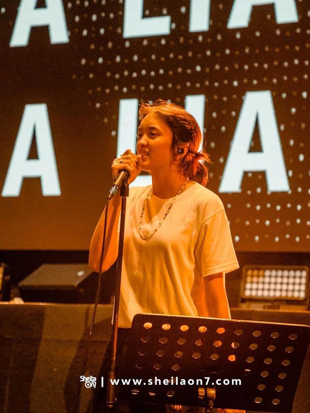 7 Potret Aishameglio Anak Duta yang Kini Jadi Backing Vokal Sheila On 7