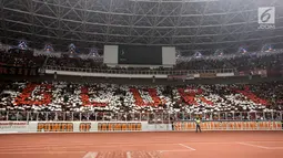 Ribuan suporter Persija Jakarta, The Jakmania membentuk formasi Glory pada laga final Piala Presiden 2018 antara Persija Jakarta melawan Bali United di Stadion Utama GBK, Senayan, Jakarta, Sabtu (17/2). (Liputan6.com/Arya Manggala)