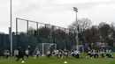 Para pemain Liverpool melakukan pemanasan selama latihan di Melwood Training Ground di Liverpool, Inggris (3/4). Liverpool akan bertanding melawan klub senegaranya Manchester City pada leg pertama babak perempatfinal Liga Champions. (AFP Photo/Paul Ellis)