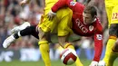 Penyerang Manchester United, Wayne Rooney terjatuh saat berebut bola dengan gelandang Liverpool, Xabi Alonso, pada laga Liga Premier Inggris di Stadion Old Trafford, Inggris, Minggu (22/10/2006). (AFP/Andrew Yates)
