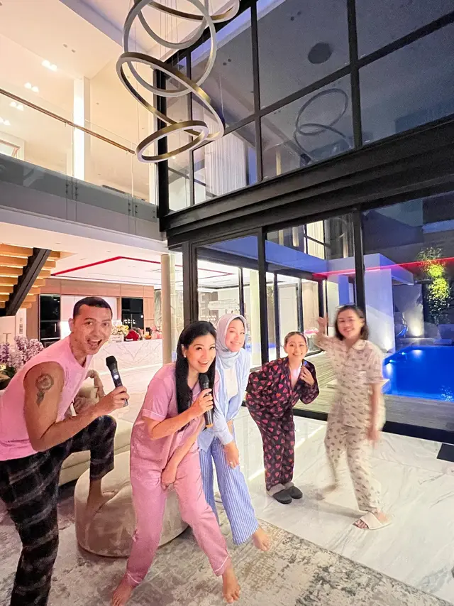 7 Momen Titi Kamal Rayakan Ulang Tahun dengan Tema Pajamas Party Bareng Sahabat