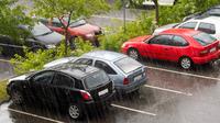 Ilustrasi deretan mobil terkena guyuran hujan di lokasi parkir terbuka (battisonhonda.com)