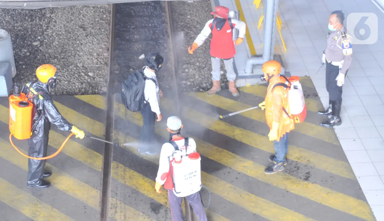 Petugas menyemprotkan larutan disinfektan kepada penumpang yang turun di Stasiun Kereta Api (KA) Tawang, Semarang, Sabtu (28/3/2020). Selain sterilisasi, petugas juga melakukan pencatatan penumpang yang turun untuk data pengawasan guna menekan penularan Virus Corona (COVID-19) (Liputan6.com/Gholib)