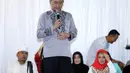 Dari pantauan Bintang.com pengajian digelar mulai bada Isya, di mana sebelumnya Ustadz Zaki Mirza memberikan ceramah. Sejak sore, puluhan anak yatim dan penggemar terlihat sudah memadati kediaman almarhum Jupe. (Nurwahyunan/Bintang.com)