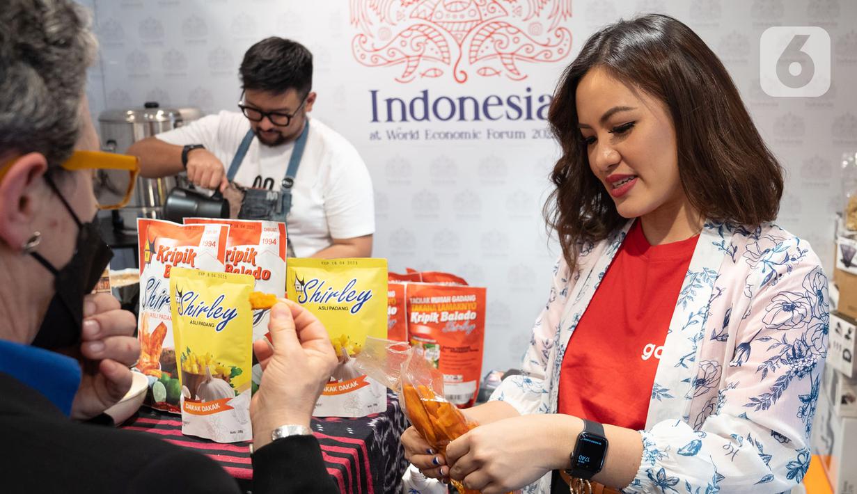 Mitra usaha kuliner GoTo melayani tamu undangan dalam Paviliun Indonesia di Davos, Swiss (26/05/2022). Partisipasi GoTo dalam Paviliun Indonesia, merupakan aksi nyata GoTo untuk mendukung pemerintah Indonesia dalam mendorong transformasi ekonomi berbasis digital yang menjadi salah satu agenda utama dalam Presidensi G20 Indonesia 2022. (Liputan6.com/HO/GoTo)