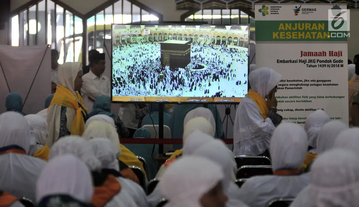 Calon jemaah haji Kloter 1 menunggu proses administrasi dan pemeriksaan kesehatan di Asrama Haji Pondok Gede, Jakarta, Senin (16/7). Sebanyak 388 calon jemaah haji asal Jakarta Timur telah mulai masuk ke asrama. (Merdeka.com/Iqbal Nugroho)