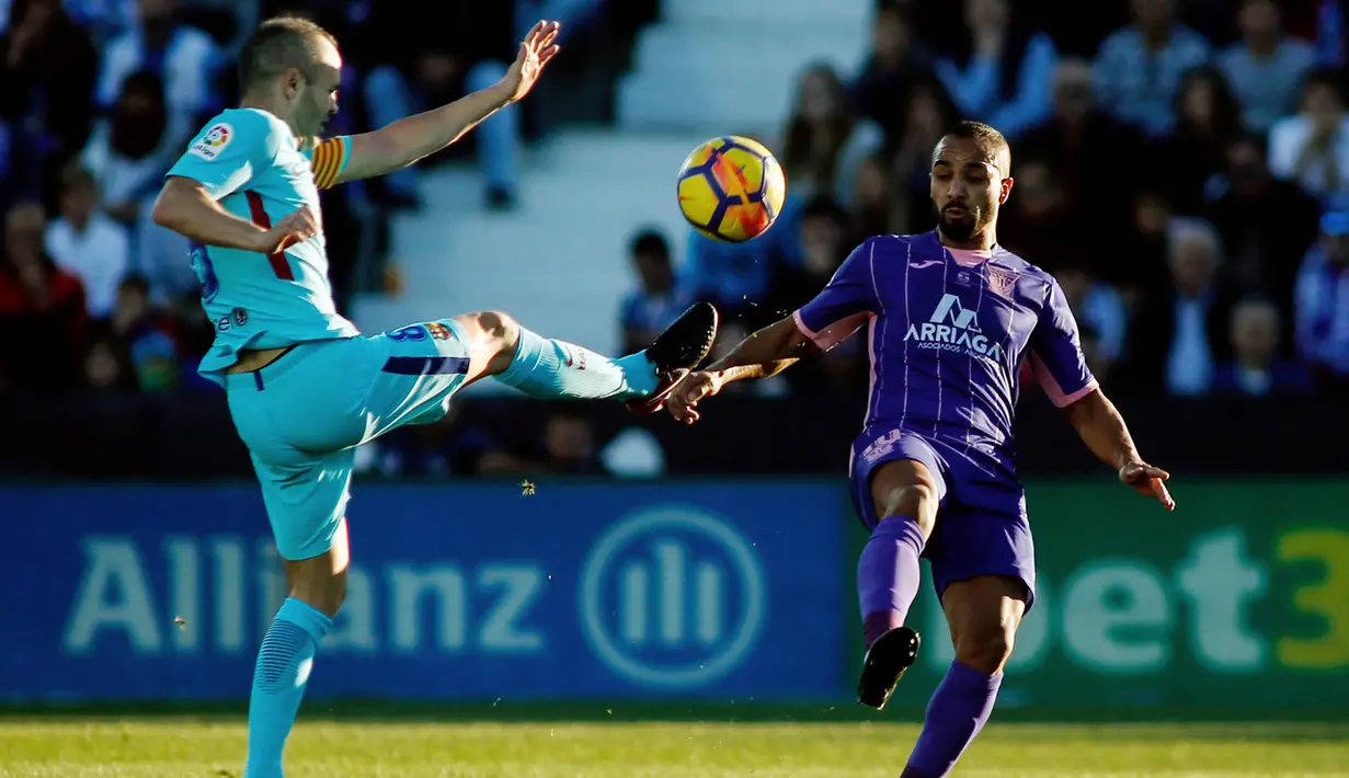 Striker Leganes, Nabil El Zhar, berebut bola dengan gelandang Barcelona, Andres Iniesta, pada laga La Liga Spanyol di Stadion Butarque, Leganes, Sabtu (18/11/2017). Leganes kalah 0-3 dari Barcelona. (AFP/Oscar Del Pozo)