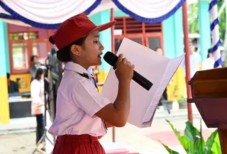 Siswi SD Nias Utara Bacakan Surat untuk Prabowo (Bakom RI)