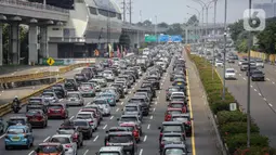 Kendaraan memadati ruas Tol Jagorawi, Jakarta Timur, Kamis (15/5/2021). Kepadatan kendaraan terjadi karena mobilitas warga untuk silaturahmi dan berlibur Lebaran. (Liputan6.com/Faizal Fanani)