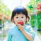 ilustrasi anak kecil makan buah/copyright by beeboys from Shutterstock
