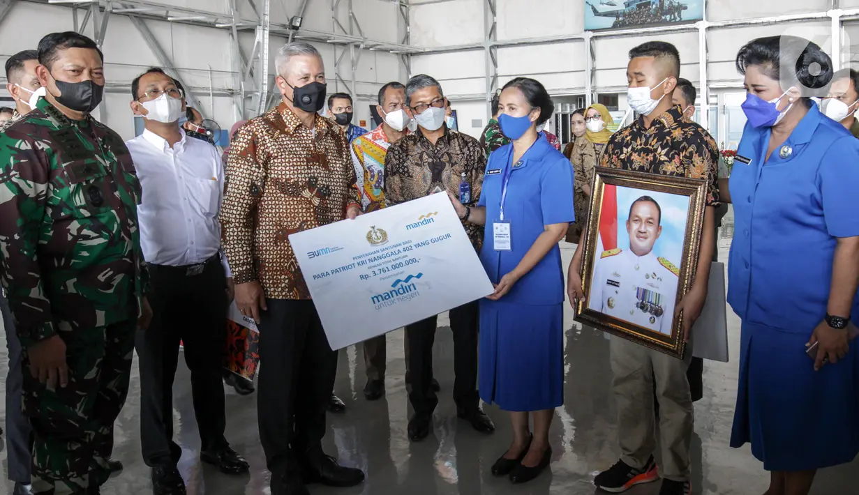 Direktur Hubungan Kelembagaan Bank Mandiri Rohan Hafas disaksikan KSAL Yudo Margono secara simbolis memberikan santunan sebesar Rp3,761 miliar kepada keluarga awak KRI Nanggala-402 yang gugur dalam tugas di Surabaya, Kamis (29/4/2021). (Liputan6.com/Pool/Mandiri)