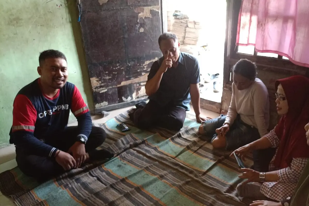 Tim Pemkot Surabaya mendatangi rumah bocah penjual pentol Rido. (Dian Kurniawan/Liputan6.com)