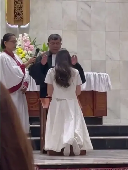 Dengan khidmat, pemeran dalam sinetron Ganteng Ganteng Serigala  itu melakukan peneguan iman. Dengan peneguhan tersebut, semakin memperkuan iman Kristennya. [TikTok/firton.62]