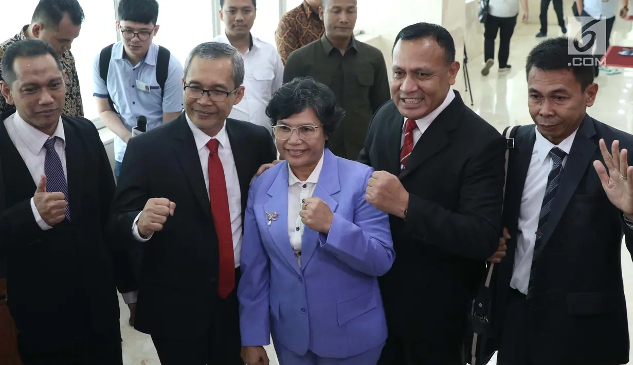 Pimpinan KPK terpilih periode 2019-2023 menyapa pewarta jelang rapat paripurna pengesahan pimpinan KPK terpilih di Kompleks Parlemen, Jakarta, Senin (16/9/2019). Rapat pengesahan dipimpin Wakil Ketua DPR RI, Fahri Hamzah. (Liputan6.com/Helmi Fithriansyah)