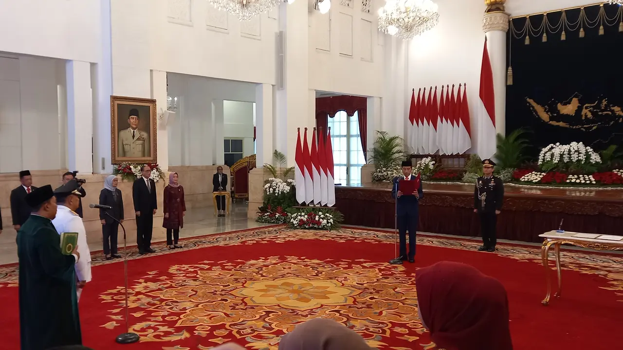 Presiden Joko Widodo atau Jokowi melantik Edy Natar Nasution sebagai Gubernur Riau sisa masa jabatan 2019-2024 di Istana Negara, Jakarta, Senin (27/11/2023).