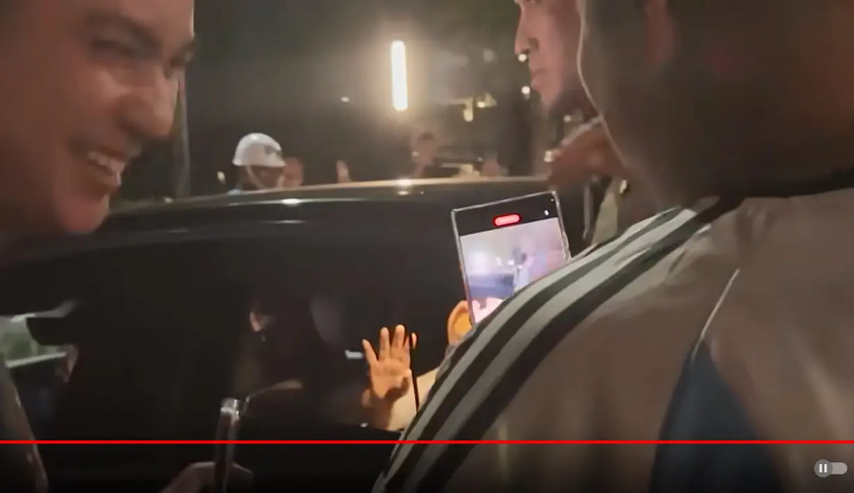 Potret bahagia Baim Wong setelah selesai salaman dengan Jokowi dan Ibu Iriana. Momen tersebut dibagikan di akun instagram dan kanal Youtube-nya. "Pak Jokowi kaget liat ada saya di tengah kerumunan orang 😂 Lope Bapak dan Ibu selalu ❤️,"  tulis Baim. [Youtube/Baim Paula]