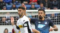 Gelandang Borussia Monchengladbach, Vincenzo Grifo (kiri) berjibaku dengan pemain Hoffenheim, Kerem Demirbay, pada laga lanjutan Bundesliga 2017-2018, di Sinsheim (28/10/2017).  (AFP/Daniel Roland)