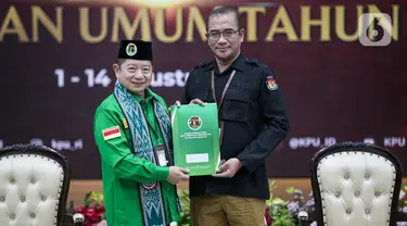 Ketua Komisi Pemilihan Umum (KPU) Hasyim Asy'ari (kanan) menerima berkas pendaftaran dari Ketua Umum Partai Persatuan Pembangunan (PPP) Suharso Monoarfa saat Pendaftaran Partai Politik Calon Peserta Pemilu tahun 2024 di Gedung KPU, Jakarta, Rabu (10/8/2022). KPU menerima berkas dari 4 partai politik yang mendaftar sebagai calon peserta Pemilu 2024 di hari kesepuluh pendaftaran. (Liputan6.com/Faizal Fanani)