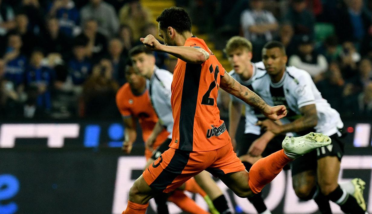 Pemain Inter Milan, Hakan Calhanoglu mencetak gol penyeimbang 1-1 ke gawang Udinese pada laga Liga Italia 2023/2024 di Friuli - Dacia Arena stadium, Udinese, Italia, Selasa (09/04/2024) WIB. (AFP/Filippo Monteforte)
