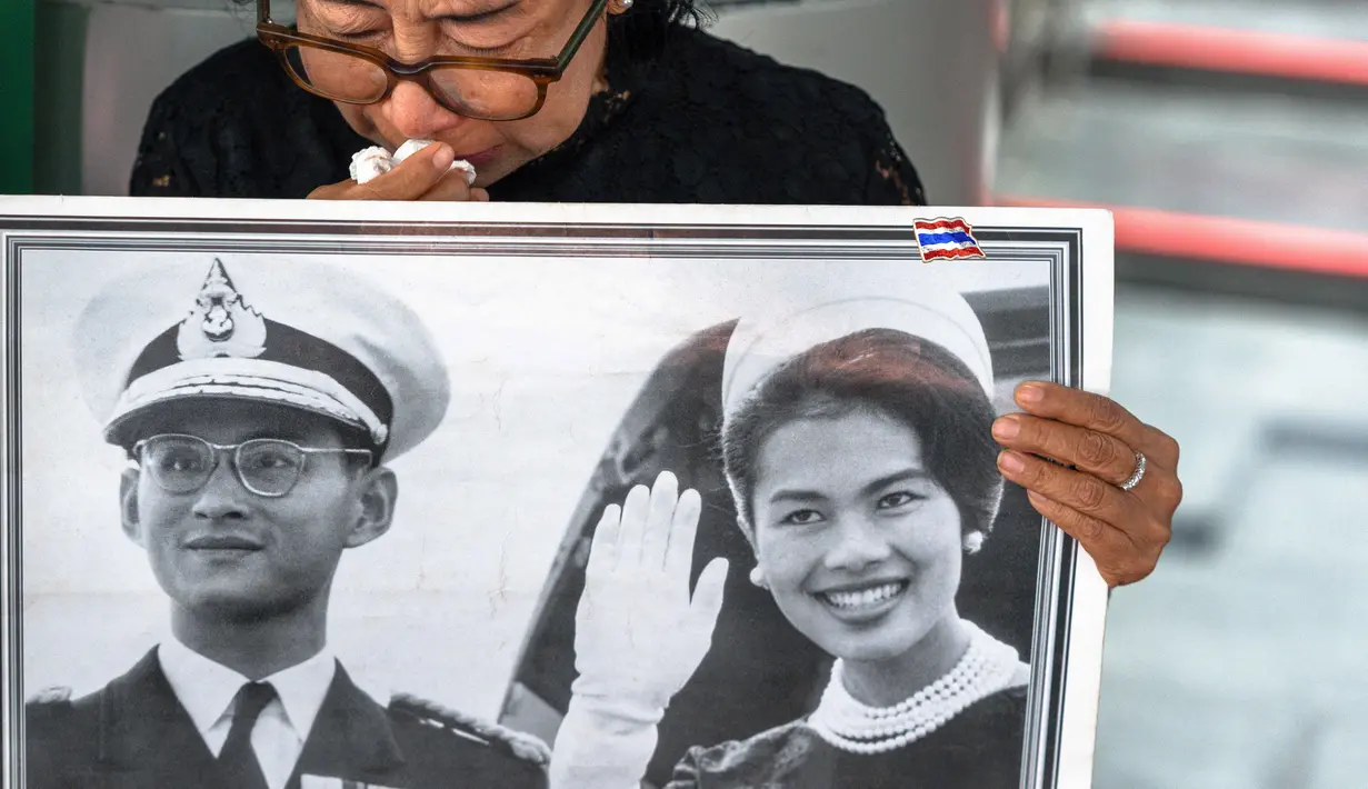 Sirikit Kitiyakara merupakan ibunda dari Vajiralongkorn, Raja Thailand saat ini. Dia adalah istri dari raja yang paling lama memerintah di Thailand, Raja Bhumibol Adulyadej. (Chanakarn Laosarakham/AFP)