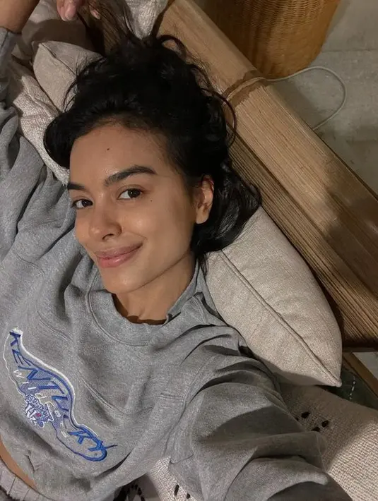 <p>Eva Celia tampak percaya diri walaupun tanpa mengenakan makeup. Ia terlihat flawless dan glowing banget. [Foto: instagram.com/evacelia]</p>
