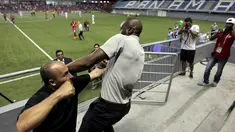 Pelatih tim nasional Kosta Rika, Paulo Wanchope (kanan) ketika terlibat baku hantam dengan petugas keamanan di tribun stadion Maracana, Panama, 11 Agustus 2015. Setelah kejadian itu, Wanchope memutuskan mundur dari jabatannya. (REUTERS)