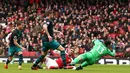 Pemain Arsenal, Pierre-Emerick Aubameyang mencetak gol ke gawang Southampton dalam lanjutan Premier League 2017/2018 di Stadion Emirates, Minggu (8/4). Arsenal berhasil mengamankan laga kandang usai mengalahkan Southampton 3-2. (Tim Goode/PA via AP)