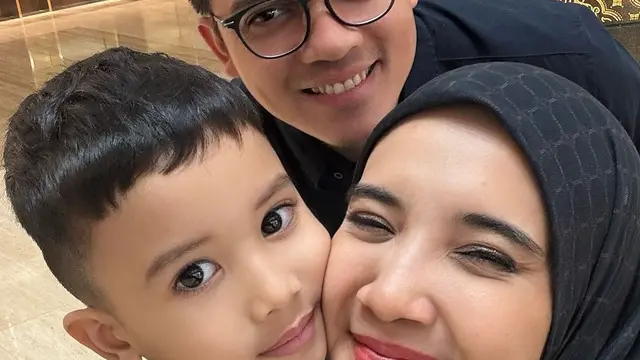 Gaya parenting artis (credit: instagram/zaskiasungkar15)