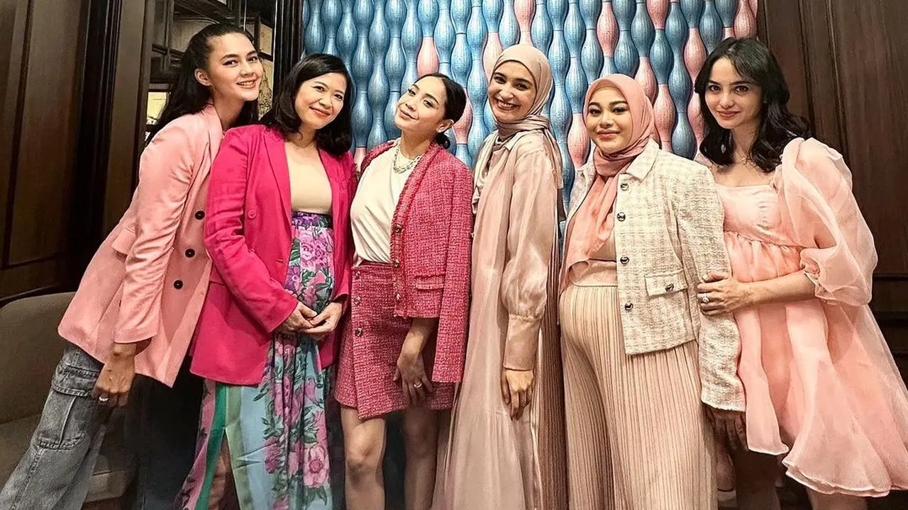 Geng Cendol arisan dan rayakan ultah Ayu Dewi