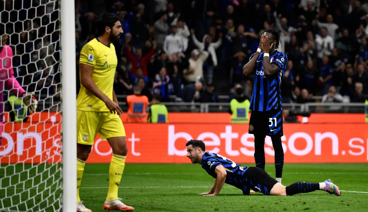 Hasil imbang melawan Lazio membuat Inter Milan gagal merebut posisi puncak klasemen Serie A 2024/2025 yang saat ini dihuni Napoli. (Nicolo Campo/AFP)