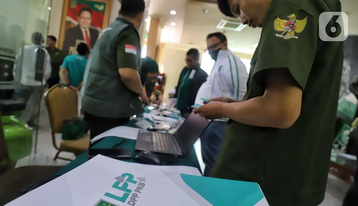 Suasana meja pendaftaran para bakal calon legislatif PKB yang turut dalam Uji Kelayakan dan Kepatutan (UKK) Bakal Calon Legislatif (Bacaleg) PKB di Kantor DPP PKB, Jakarta, Selasa (21/2/2023). Uji kelayakan dan kompetensi Bacaleg DPR RI ini sebagai bentuk komitmen untuk menjaring Calon Anggota Legislatif yang memiliki integritas dan kapabilitas. (Liputan6.com/Angga Yuniar)