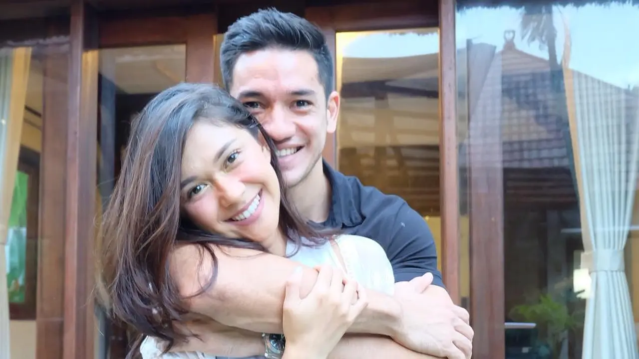 [Bintang] 11 Tahun Menikah, Ini Foto Mesra Nana Mirdad dan Andrew White