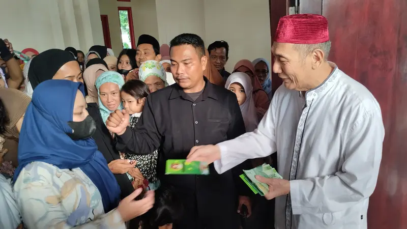 Jusuf Hamka atau yang lebih dikenal dengan Babah Alun bagi-bagi angpao usai melaksanakan Sholat Idul Adha 1444 Hijriah di Masjid Babah Alun Desari, Cilandak Barat, Jakarta Selatan, Kamis (29/6/2023).