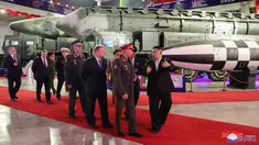 Pemimpin Korea Utara Kim Jong Un (kanan) dengan delegasi Rusia yang dipimpin oleh Menteri Pertahanan Rusia Sergei Shoigu mengunjungi pameran senjata di Pyongyang, Korea Utara, 26 Juli 2023. Kunjungan ini dalam rangka memperingati 70 tahun gencatan senjata yang menghentikan pertempuran dalam Perang Korea 1950-53. (Korean Central News Agency/Korea News Service via AP)
