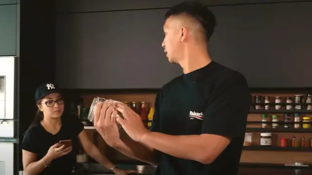 Romantis, Ini 6 Potret Indra Priawan Pertama Kali Masak Untuk Nikita Willy