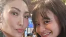 Amel Carla juga hadir mengenakan dress warna colorfull. Dengan rambut terurai poni depan. Amel tampil natural dengan riasannya, mengaplikasikan blush on coral dan lipstik matte. [@mrsayudewi]