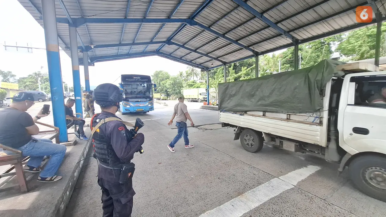 Personel Brimob Polda Lampung saat melakukan pengamanan mudik Nataru 2024-2025 di area pintu Pelabuhan Bakauheni, Lampung.  Foto : (Liputan6.com/Ardi).