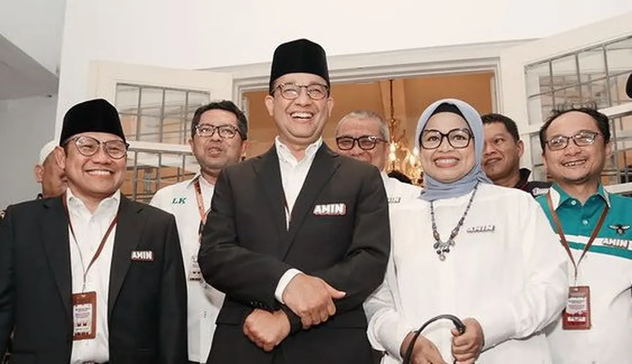 Jas tersebut dipadukan dengan celana hitam dan peci hitam yang menjadi ciri khasnya. Tampak ia  menyematkan pin AMIN sebagai julukannya di masa kampanye.  [@cakiminow]