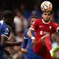 Penyerang sayap Liverpool, Luis Diaz (kanan) dikawal bek Chelsea, Axel Disasi dalam laga pekan pertama Premier League 2023/2024 di Stamford Bridge, Minggu (13/8/2023). Kedua pemain ini adalah pencetak gol dalam laga yang berakhir imbang 1-1 itu (HENRY NICHOLLS / AFP)