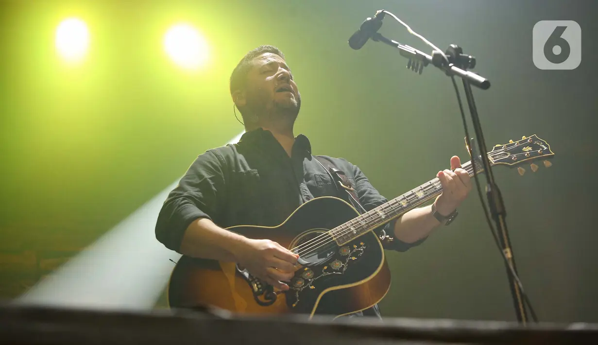 Membuka penampilan di Jakarta, grup akustik Boyce Avenue langsung menggebrak suasana dengan membawakan lagu orisinil milik mereka, Hear Me Now. (Liputan6.com/Angga Yuniar)