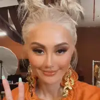 Saking pedasnya komentar netizen, haters Agnez Mo bahkan pernah menyebut penyanyi berusia 36 tahun ini sebagai barbie jelek. (instagram.com/agnezmo)