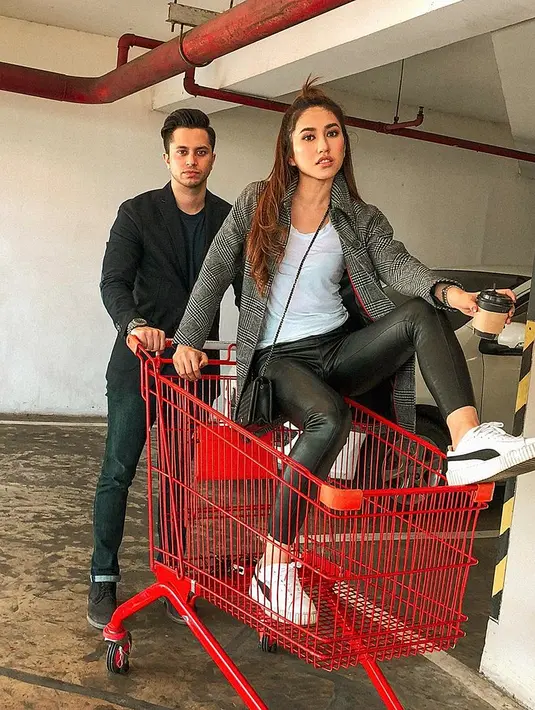 Memang kehidupan rumah tangga dari Louise Anastasya ini tidak banyak disorot karena memang tidak banyak di umbar. Sama-sama bekerja di dunia hiburan. Keduanya pun kompak saat tampil bersama. (Liputan6.com/IG/@louiseans)